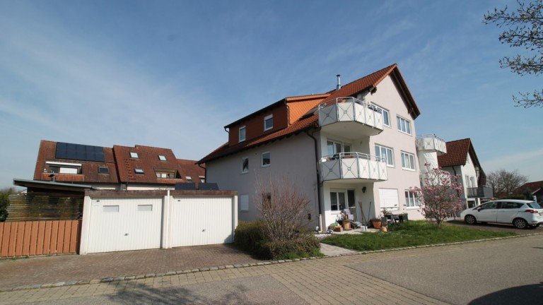Au�enansicht G�glingen Etagenwohnung *** Wohlf�hlen ab dem ersten Moment: 3,5 Zimmer mit Balkon, Garage & Blick ins Gr�ne ***