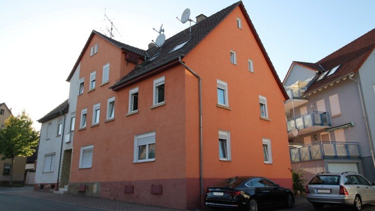 Au�enansicht Brackenheim Mehrfamilienhaus *** Voll vermietet & nach WEG aufgeteilt: Dreifamilienhaus mit 3 Parkpl�tzen ***