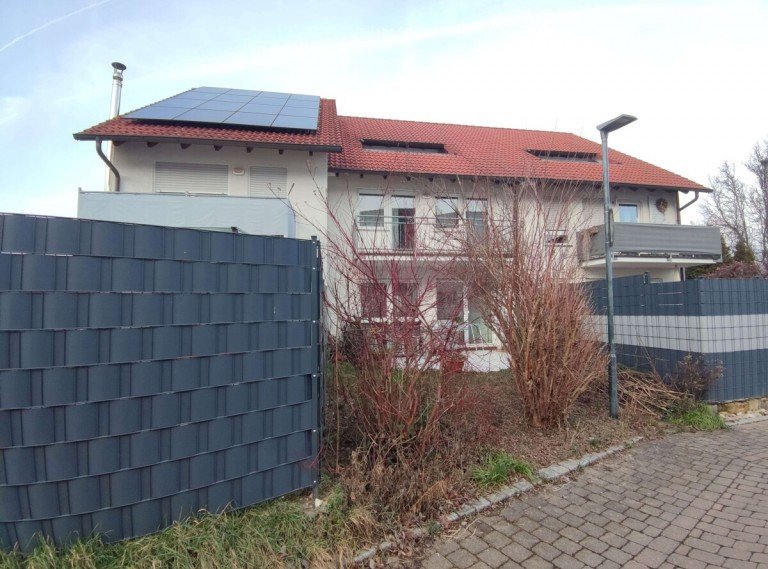 Au�enansicht Brackenheim Reihenmittelhaus *** Gro�es Reihenmittelhaus mit Garten und 2 Garagen ***