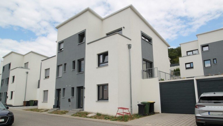 Au�enansicht Maulbronn Doppelhaush�lfte *** Modern wohnen in Maulbronn - stilvolle Doppelhaush�lfte mit Garage, Garten & Dachterrasse ***